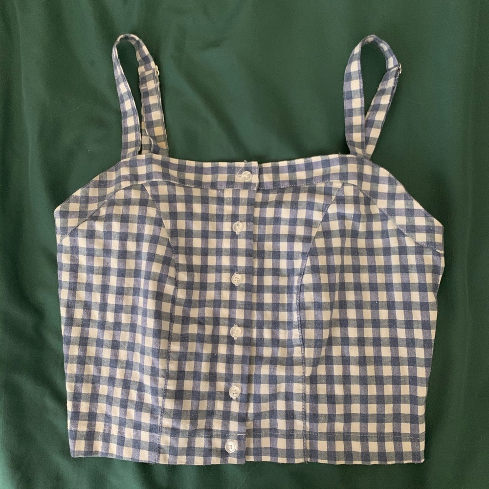 Super cute blue and white gingham top. 🤍💙